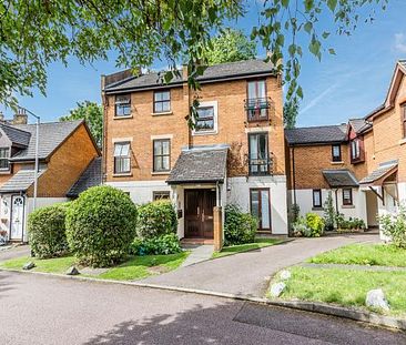 Modern 1 bedroom property within a gated development in Camden - Photo 1