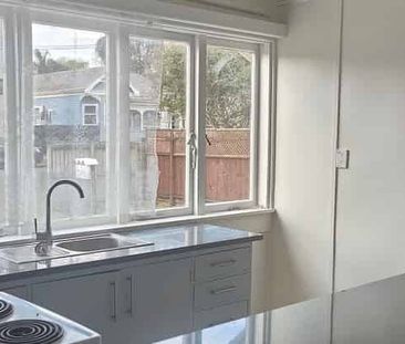 Sunny 2-Bedroom Unit in Central Epsom – DGZ - Photo 1