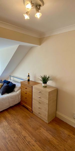 Newly refurbished double en-suite room in LN6 - Photo 1