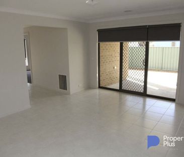 "Spacious family living" - Photo 3