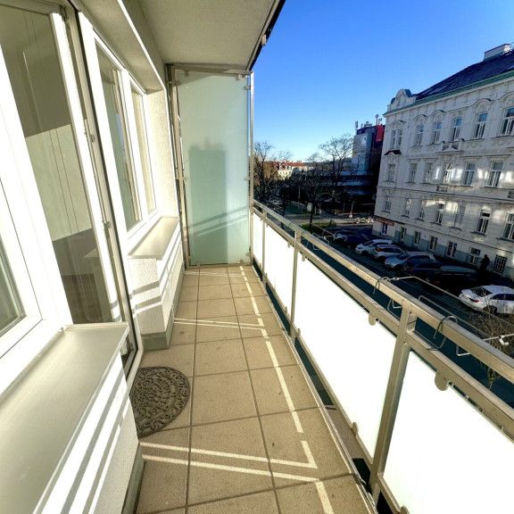 MODERNES WOHNEN IM BESTLAGE - Renoviertes 3-Zimmer-Apartment mit Balkon, 2 WCs und U-Bahn-Nähe in 1130 Wien! - Photo 1