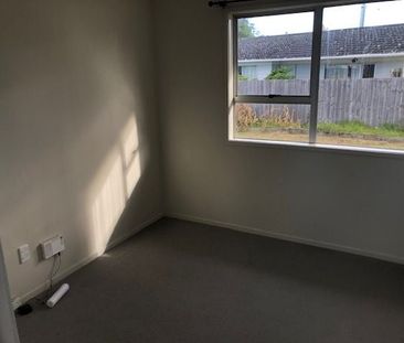 Charming 3-Bedroom House in Auckland's Henderson A - Photo 2