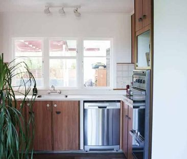 Sunny Elevated Home Near Tahunanui Beach – Privacy, Views and Chara... - Photo 1