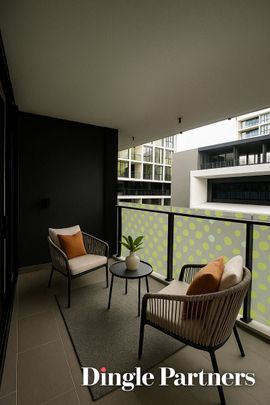 Perfectly positioned along the Yarra River - Photo 1