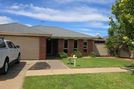 Modern three bedroom home - Photo 5