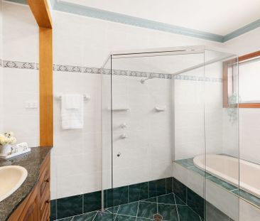 Immaculate home with breathtaking views - Photo 4