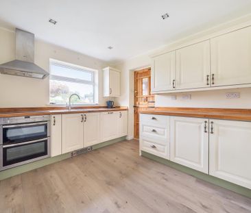 3 bedroom semi-detached bungalow to rent - Photo 4