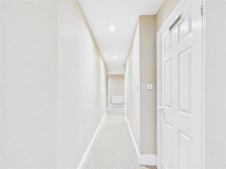 3 bedroom flat to rent - Photo 4