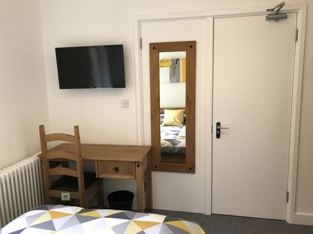 Manor Court Road, Nuneaton - - Photo 3
