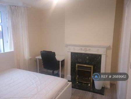 1 bedroom in a house share to rent - Photo 2