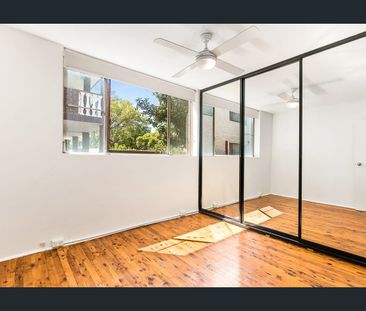 One Bedroom Apartment close to Station & Shops - Photo 1