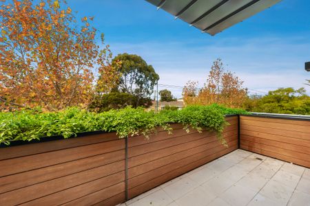 Luxury Two Bedroom Apartment - Photo 2
