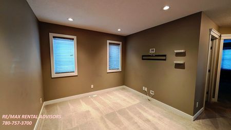 SPACIOUS 3 BED, 2.5 BATH, 2 STOREY SF HOME & DBL ATTACHED GARAGE IN THE COMMUNITY OF EVANSTON - Photo 5