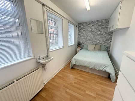 1 bedroom in a house share to rent - Photo 4