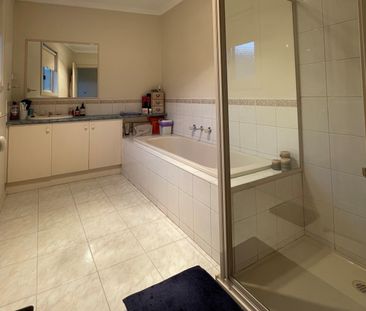 Low Maintenance 2 Bedroom Unit! - Photo 3