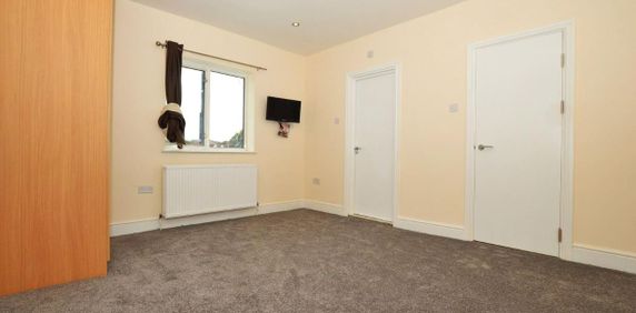 Vicarage Farm Road, Hounslow - Photo 2