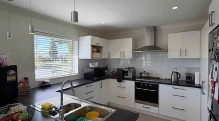 ROLLESTON - 4 BEDROOMS, 2 BATHROOMS, HEATPUMP, DOUBLE GARAGE - Photo 3