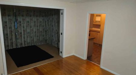 Spacious 3 bedrooms + on Gibbons st - Photo 4