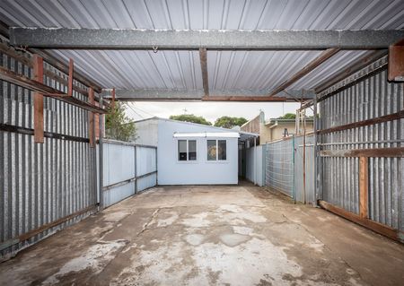 Renovated three bedroom terrace with garage-HOLDING DEPOSIT RECEIVED! - Photo 2