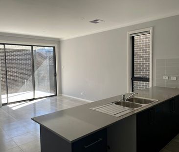 Modern & Spacious Four-Bedroom Family Home - Photo 5