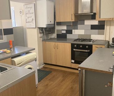 Room in a Shared House, Kingsbridge Road, RG2 - Photo 4