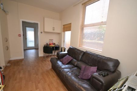 1 bed Shared House for Rent - Photo 3