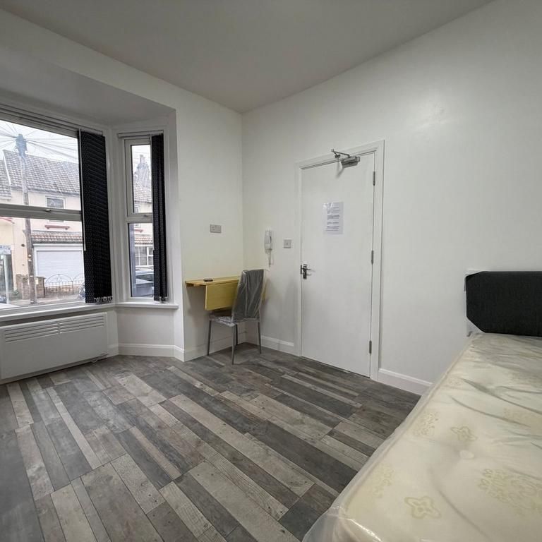 1 bedroom in a house share to rent - Photo 1