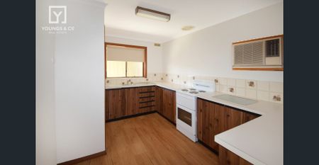 SPACIOUS TWO BEDROOM TOWNHOUSE - Photo 5