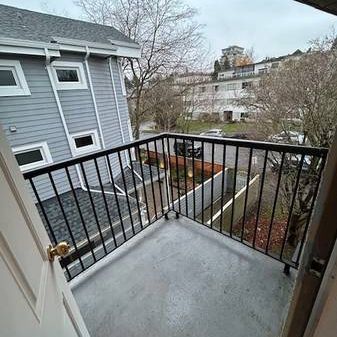 Kitsilano close to beach studio on york ave - Photo 1