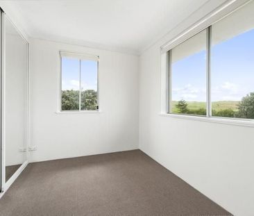 Top floor apartment with great views + undercover parking - Photo 2