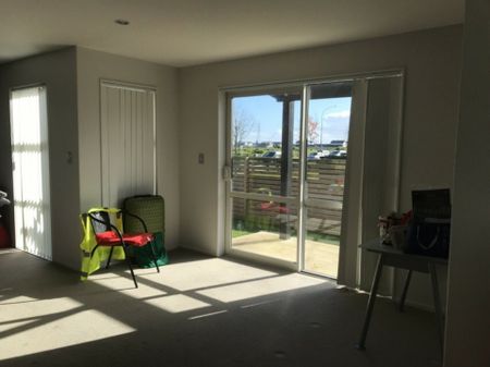 Spacious living - Photo 4