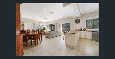 Spacious Family Home in a Peaceful cul-de-sac in Arundel - Photo 4