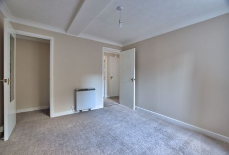 A well maintained ground floor apartment with two bedrooms, a small study and two parking spaces. Located right on the River Cam just off Newmarket Road. - Photo 3