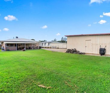 Large Family Home With 3 Car Accommodation - Photo 3