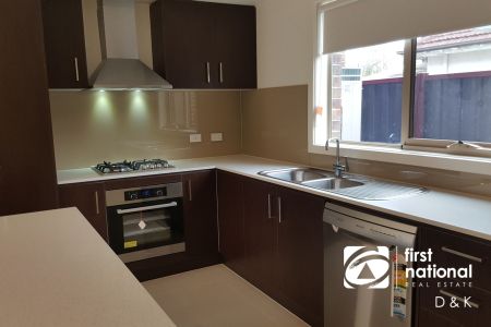 Modern Townhouse with Park Views in a Quiet Location - Photo 5
