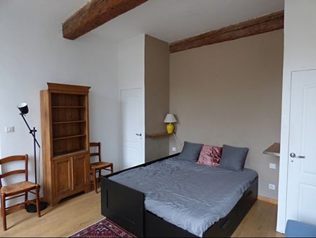 AVIGNON INTRA MUROS: Au coeur du Centre Historique, proche des Halles et de la rue des Lices, appartement lumineux, au calme avec climatisation réversible neuve - Photo 2