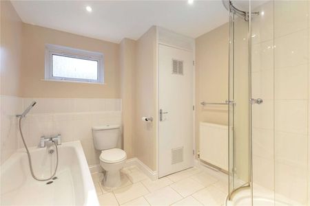 A bright and newly updated two double bedroom top floor apartment in an excellent location - Photo 5