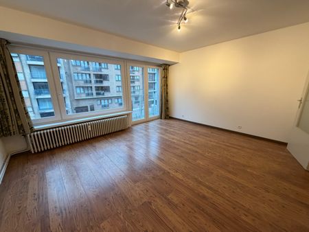 Instapklaar goed onderhouden appartement met één slaapkamer in het hartje van Blankenberge. Dichtbij het strand, het commercieel centrum en het openbaar vervoer. - Photo 2