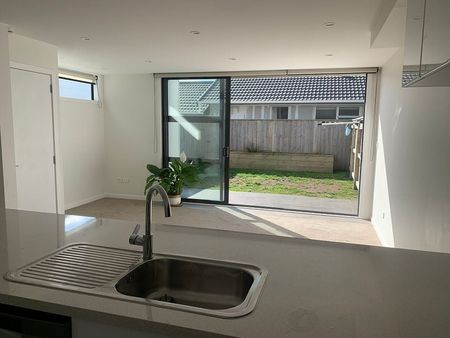 Chic 2BR Townhouse in Titahi Bay - Photo 4