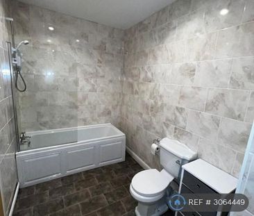 3 bedroom flat to rent - Photo 6