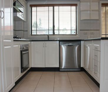 PERFECT 3 BEDROOM HOME - Photo 4