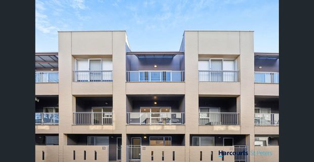 Modern Tri-Level Townhome in Adelaide city - Photo 1