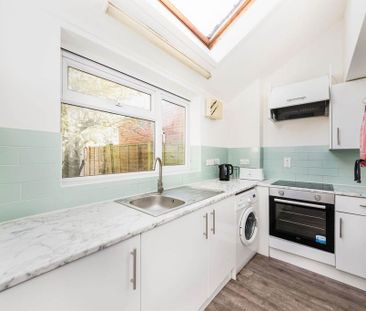 4 bedroom end of terrace house to rent - Photo 4