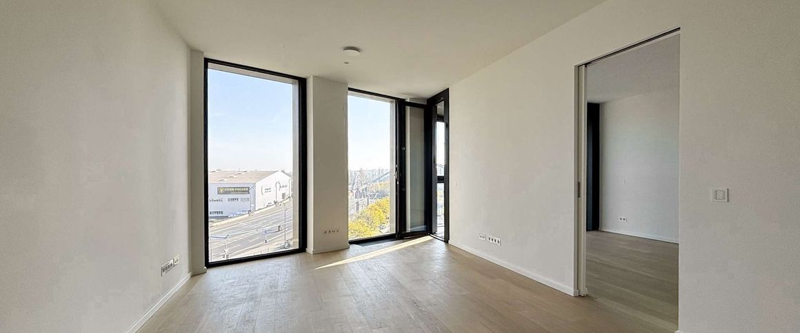 HIGH SIDE LIVING: 2-Zimmer im Residential Tower, mit Mainblick aus allen Fenstern - Photo 1