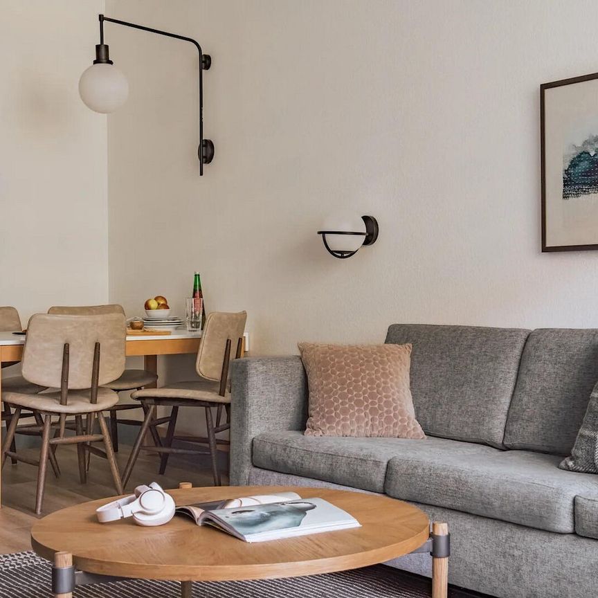 Discover the perfect blend of modern comfort and unbeatable convenience at 161 Laurier, where urban living meets elevate - Photo 1