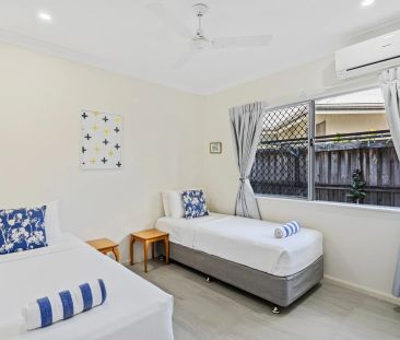 Modern furnished home with pool, steps from Palm Cove Beach - Photo 4