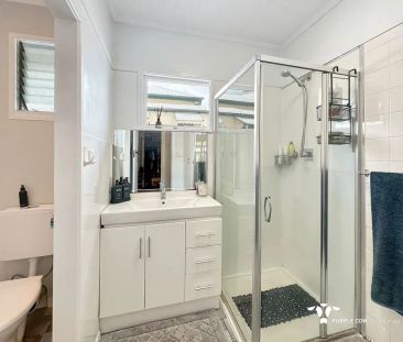 “2 Living areas, Huge yard, Great location.” - Photo 5