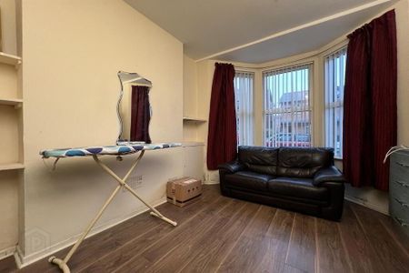 35 Sandhurst Drive, Belfast, BT9 5AY - Photo 2