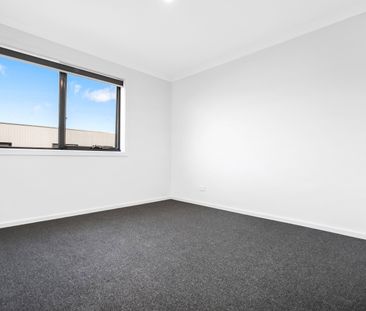 6 Cumin Way, Cranbourne East VIC 3977 - Townhouse For Rent | Domain - Photo 4