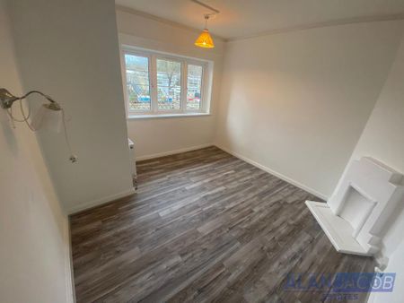 3 bedroom flat to rent - Photo 3